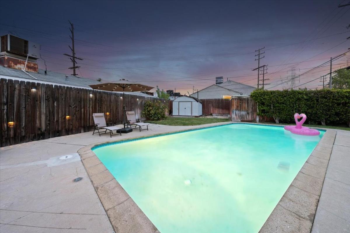 Chic Boho Retreat - Pool, Patio, Mini Golf & Arcade, Mins From Universal Studios! Ferienhaus Los Angeles